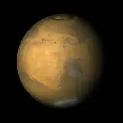 Mars Orbiter Camera: Pohled na Mars v rozšířených barvách, uprostřed Arabia Terra (světlá oblast)[3]
