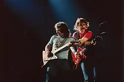 Bernie Marsden a Micky Moody (vpravo) při koncertě Whitesnake, 1981