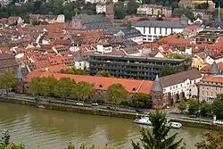 Budovy v historickém centru města: v popředí Marstall, uprostřed Stará a za ní Nová univerzita