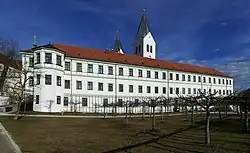 dnešní hlavní budova katedrální knihovny od jihu