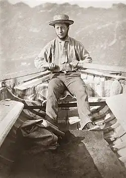 Martial Caillebotte: Maurice Minoret v klobouku na veslici