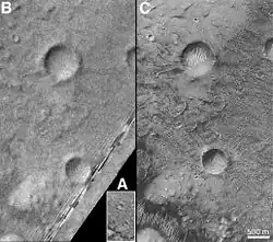Tři fotografie kráteru Airy-0 pořízené sondami Mariner 9 (obrázek A), Viking 1 (B) a Mars Global Surveyor (C).