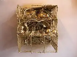 objekt zlaté barvy, rok: 2017