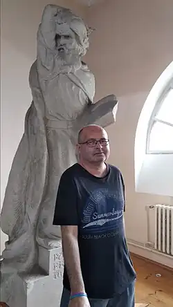 Martin Gruber u Bílkovy sochy – kostel CČSH v Českých Budějovicích, r. 2021