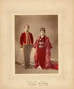 Fotografie dětí s logem a označením ateliéru v japonštině a angličtině