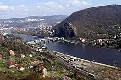 Pohled na řeku, hrad se zdymadlem a město z výšky