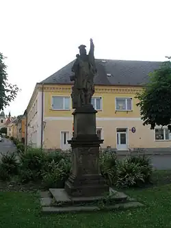 Socha sv. Floriana na náměstí v Mašťově