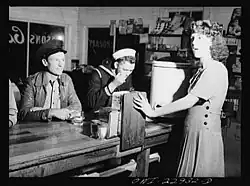 Řidič kamiónu, námořník a servírka v kavárně u dálnice U.S. Highway 90 v jižní Louisianě, 1943.