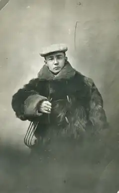 Frank S. Matsura, autoportrét, sbírka Okanogan County Historical Society