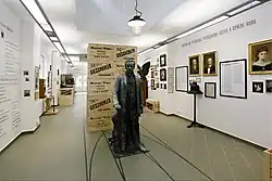 interiér expozice - originál sochy H.Mattoniho