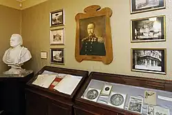 interiér expozice - portrét H.Mattoniho a část vystavených dokumentů