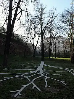 Pomník na jaře 2019