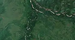 Družicový snímek Majmakanu ústícího do řeky Maja