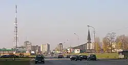 Panoráma Mažeikiů (ul. Žemaitijos; od vých.) s kostelem Sv. Františka z Assisi