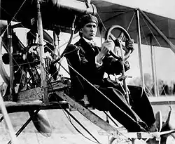 Pionýr letectví John Alexander Douglas McCurdy v letounu