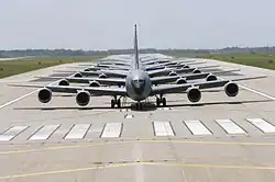 Tankovací letouny Boeing KC-135 Stratotanker 22. vzdušného tankovacího křídla během pojíždění na ranveji