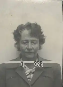 Dorothy McKibbinová na typické služební fotografii Los Alamos s krycím označením