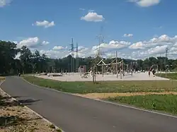 Inline dráha a dětské hřiště v parku