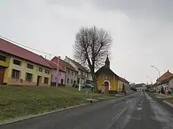 Náves s kaplí sv. Bartoloměje