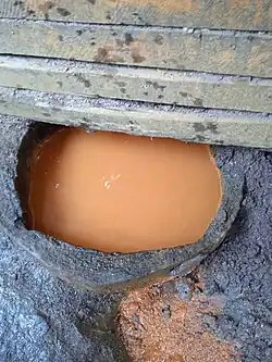 Pařez, ve kterém pramen vyvěrá