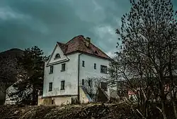 Vila, v jejímž suterénu byly objeveny pozůstatky tvrze