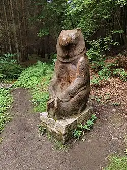 Detail sochy medvěda u altánku