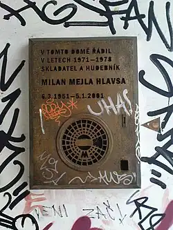 Plaketa na paměť Mejly Hlavsy v Ječné 7 (ukradena v roce 2011) (foto 2010)