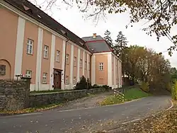 Severní (uliční) průčelí zámku