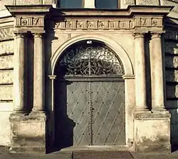 Dochovaný portál na fasádě MHMP (polokruhový nástavec s Melantrichovým erbem a dvojicí velbloudů nebyl zachován)