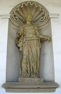 Socha Melpomené v kolonádě Květné zahrady v Kroměříži