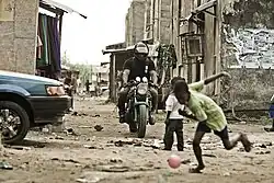 Lagos má jednu z nejživějších scén nočního života v Africe a „Members Only“ nabízí vzácný přístup do nočního světa vyhazovače nočního klubu Lagos. Autor sleduje jednoho vyhazovače od jeho každodenního tříhodinového cvičení až po noční směny a nabízí syrový a neochvějný vhled do života mimo klub, do kterého se většina lidí snaží dostat.