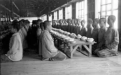 Mladí vojáci při stolování