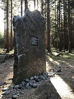 Památník, vztyčený v roce 2013 u hraničního kamene 2/41 v místě nejsevernějšího bodu České republiky