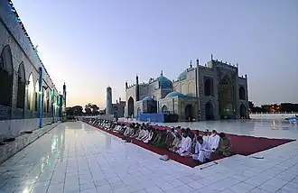 Muslimští muži se modlí během Ramadánu, 2012