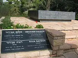 Hrob Menachema a Rai Savidorových na Herzlově hoře v Jeruzalémě.
