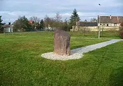 Menhir na návsi v Selibicích