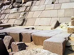 Nedokončená pyramida Menkaurea broušené obložení stěny z červené žuly