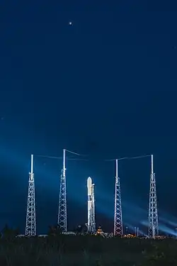 Raketa Falcon 9 před startem se satelitem Merah Putih