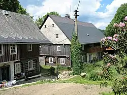 Památkově chráněné roubené podstávkové domy čp. 192 (vlevo) a čp. 141