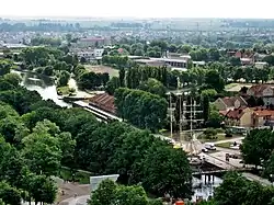 Letecký snímek Danė s provizorní lávkou před mostem „Biržos“ a s plachetnicí „Meridianas“