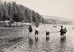 Pět chlapců stojících ve vodě při rybaření, 1880-1903, řeka Mesna, Lillehammer