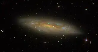 Z boku viděná spirální galaxie Messier 108