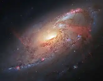 M106 na snímku z Hubbleova vesmírného dalekohledu