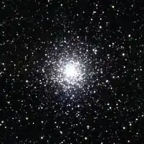 Messier 19 na snímku z přehlídky 2MASS. Autor: Two Micron All Sky Survey (2MASS)