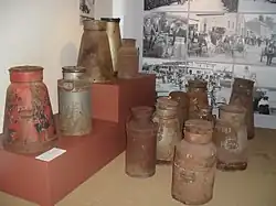 Různé tvary konví na mléko v Cork Butte Museum v Irsku
