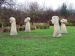 Metamorfózy roku, čtyři sochy, pískovec, Chodovská tvrz, Praha 11 (arch. Petr Keil)