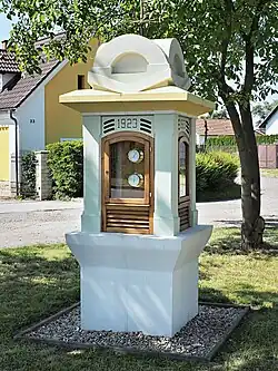 Historický meteorologický sloup na návsi. Obnoven byl na jaře 2021