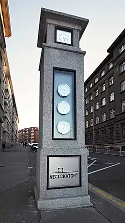 Praha - v roce 2019 obnovený meteorologický sloup z umělého kamene stojící na okraji Vítězného náměstí