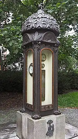 Opava - originální meteorologický sloup v Dvořákových sadech nazývaný „barometr žabka“