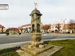 Meteorologický sloup na námětí v Miletíně (Q37820404).jpg